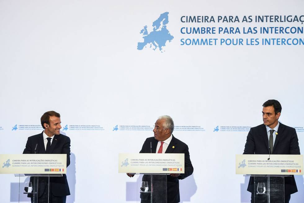 Macron,Costa y Sánchez, durante la rueda de prensa.  