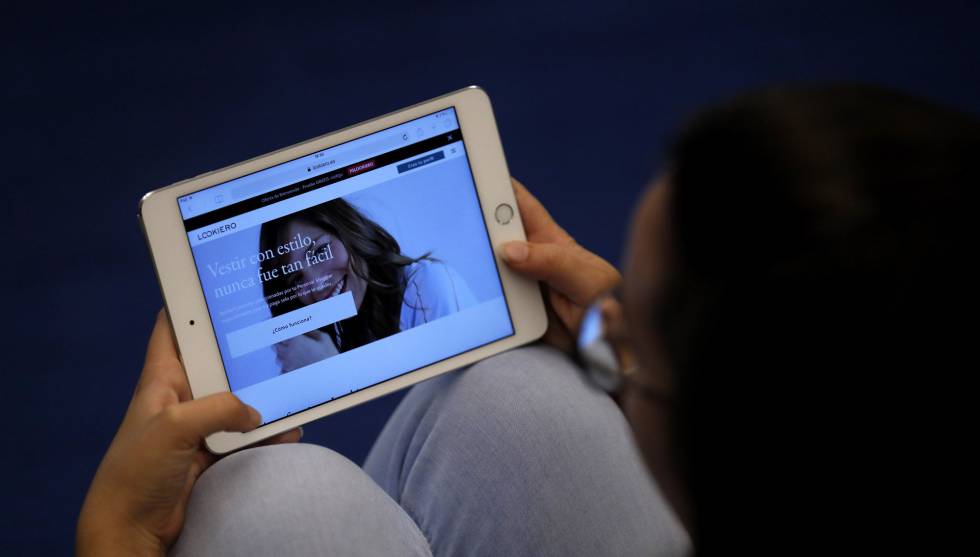 Una joven mira la web Lookiero, de venta por internet.