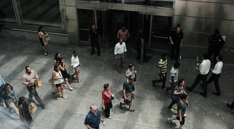 Varias personas pasan ante la sede del banco Goldman Sachs en Nueva York.
