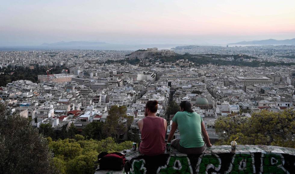 Dos jóvenes observan Atenas desde una colina, a comienzos de este mes.