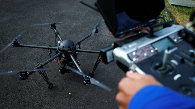Los drones supervisan cables de alta tensión.