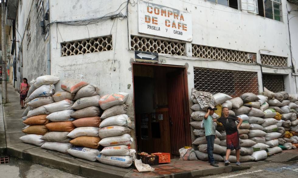 Sacos de granos de café recién cosechados, en la puerta de una tienda que compran a los agricultores, en Apia, Colombia.