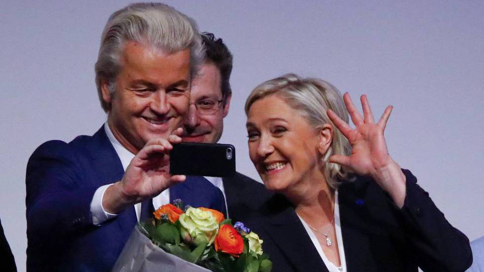 L'olandese di estrema destra Geert Wilders e il francese Marine Le Pen scattano un selfie nel 2017.