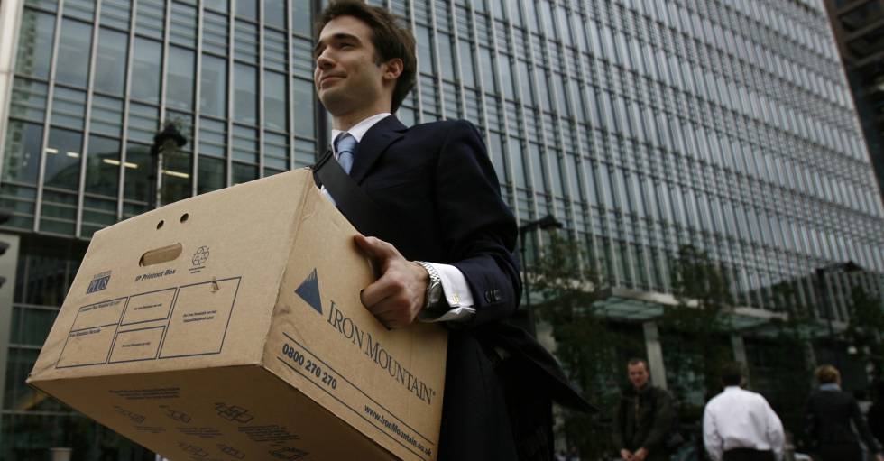 Un trabajador de Lehman Brothers sale de las oficinas del distrito financiero de Londres el 15 de septiembre de 2008, día de la quiebra.  