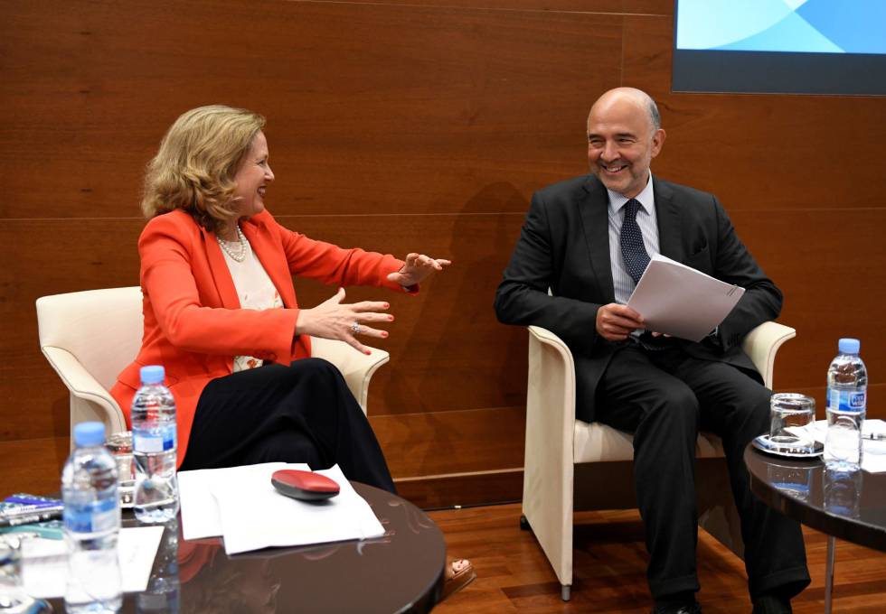 El comisario europeo de Asuntos Económicos y Financieros, Pierre Moscovici, y la ministra de Economía y Empresa, Nadia Calviño.