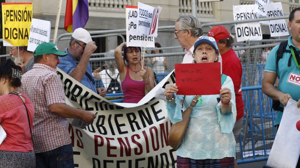 Manifestación de pensionistas frente al Congreso de los Diputados.