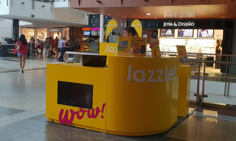 Un puesto de venta de Jazztel en Madrid.