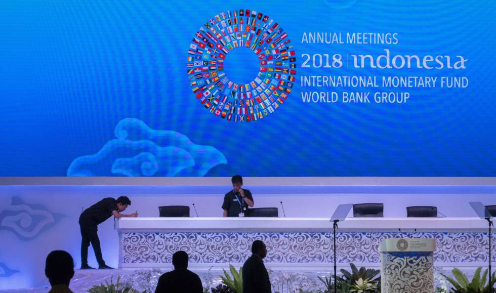 Operarios ultiman los preparativos para la reunión anual del FMI y el Banco Mundial en Bali.