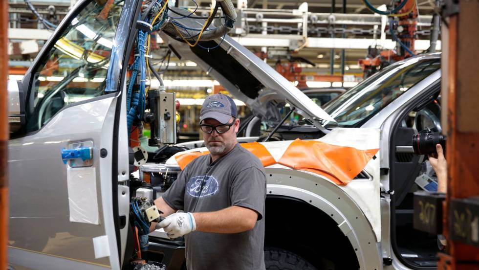 Un operario trabaja en una planta de ensamblaje de Ford en Deadborn, Michigan.