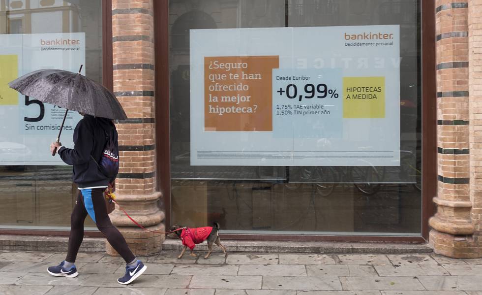 Carteles con ofertas de hipotecas en una sucursal bancaria en Sevilla.