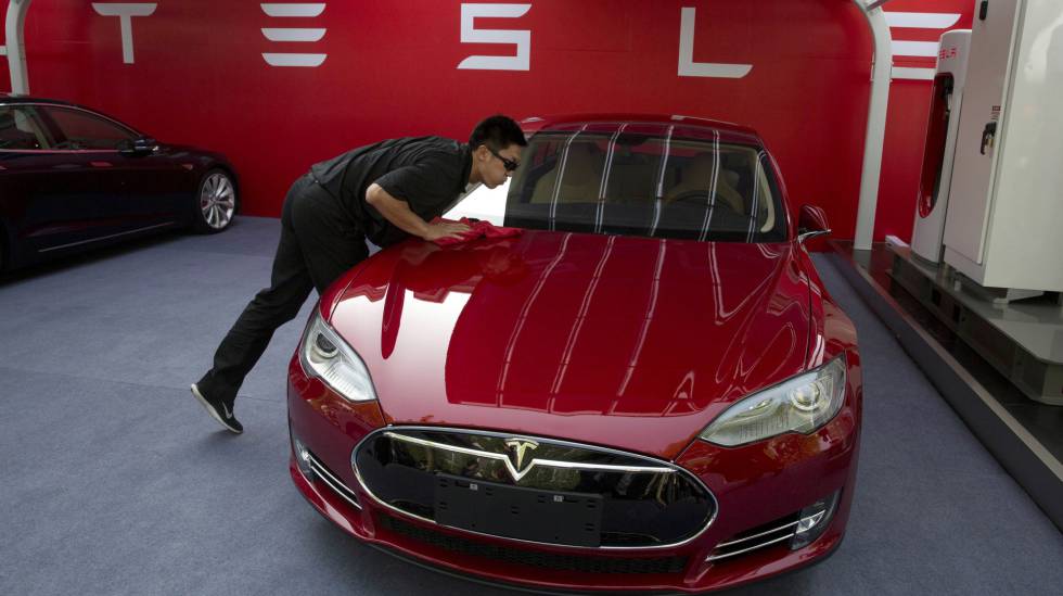 En empleado de Tesla sacando brillo a un sedÃ¡n Model S