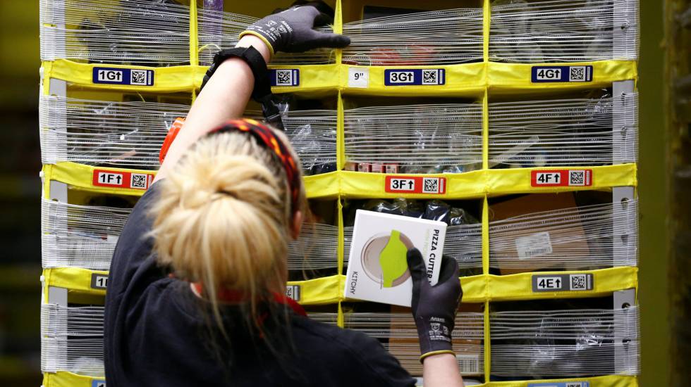 Una empleada de Amazon en un centro de distribución en Washington