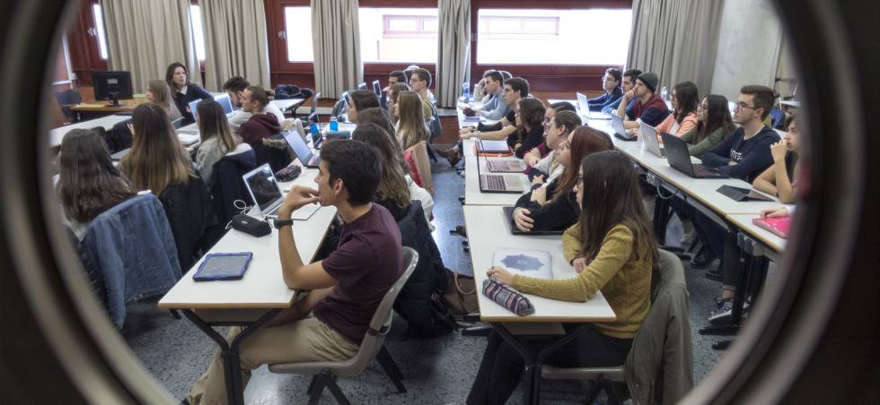Estudiantes de la facultad de Derecho en la Universidad de Valencia.