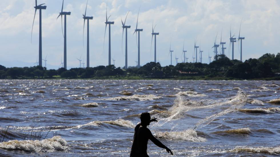 Parque eÃ³lico frente al Lago Cocibolca, al sur de Managua (Nicaragua). 