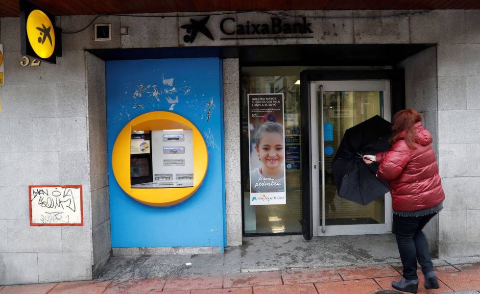 Entrada a una oficina de CaixaBank en Madrid