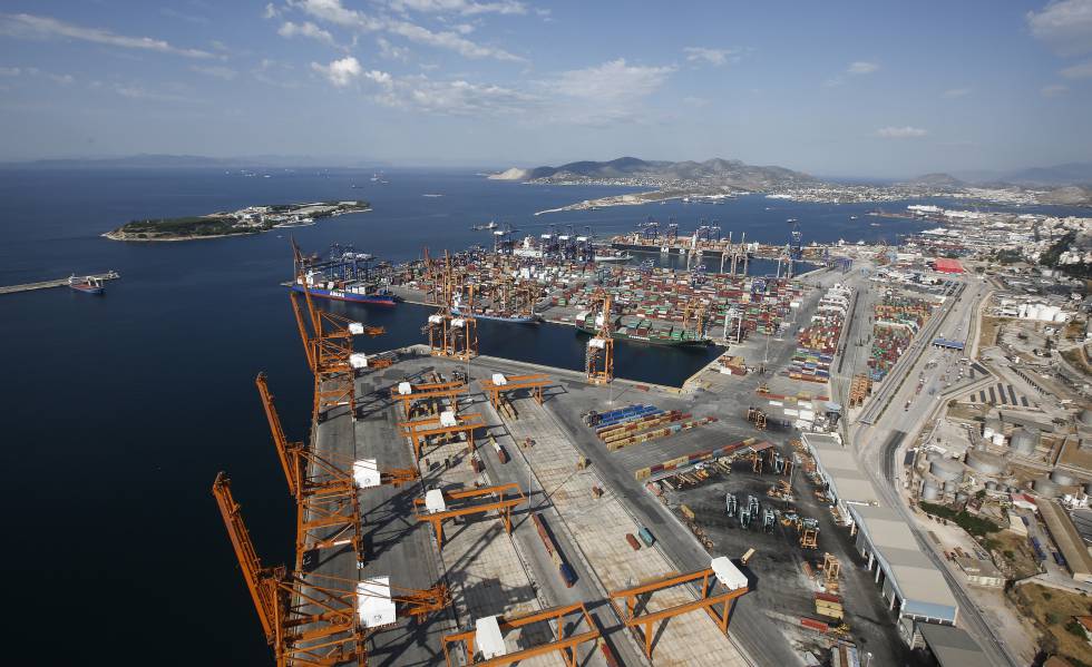 Contendores y grúas en los muelles de carga gestionados por Cosco en el puerto del Pireo, Atenas, Grecia.