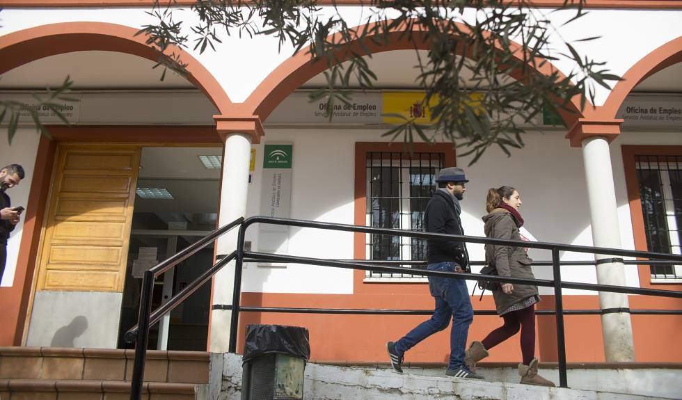 Jóvenes salen una oficina de empleo en la localidad sevillana de Bollullos de la Mitación