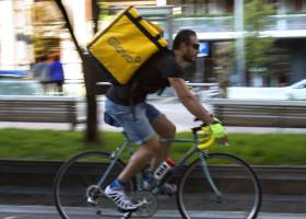 Renfe cobra 10 euros para optar a uno de los puestos de trabajo que ofrece