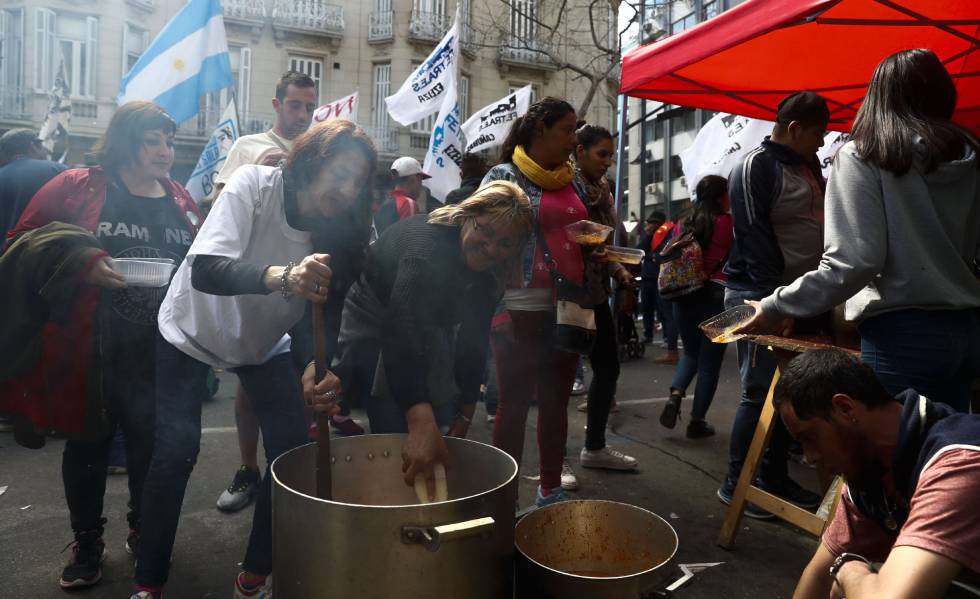 Organizaciones sociales preparan una olla popular en Plaza de Mayo durante una protesta en septiembre pasado.