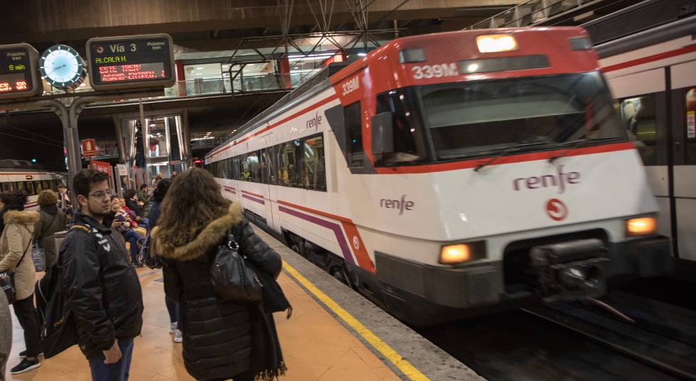 Usuario de la red de Cercanías en Madrid.