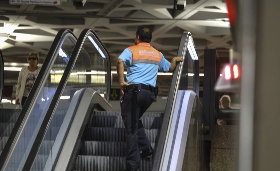 Un vigilante de seguridad en la estaciÃ³n Puerta del Sol, en Madrid.