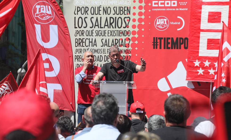 A la izquierda, Pepe Ãlvarez, secretario general de UGT; hablando, Unai Sordo, lÃ­der de CC OO