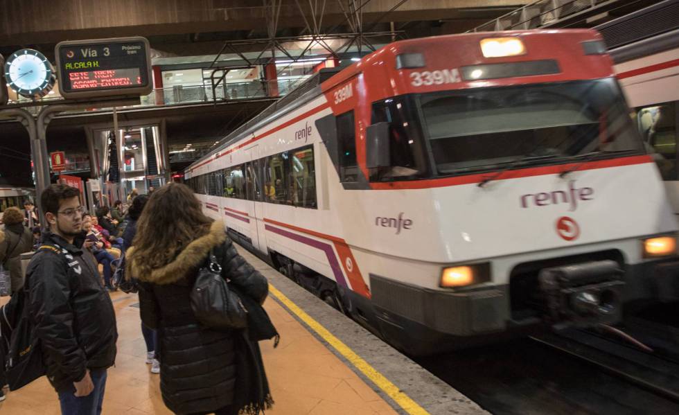 Usuario de la red de Cercanías en Madrid.