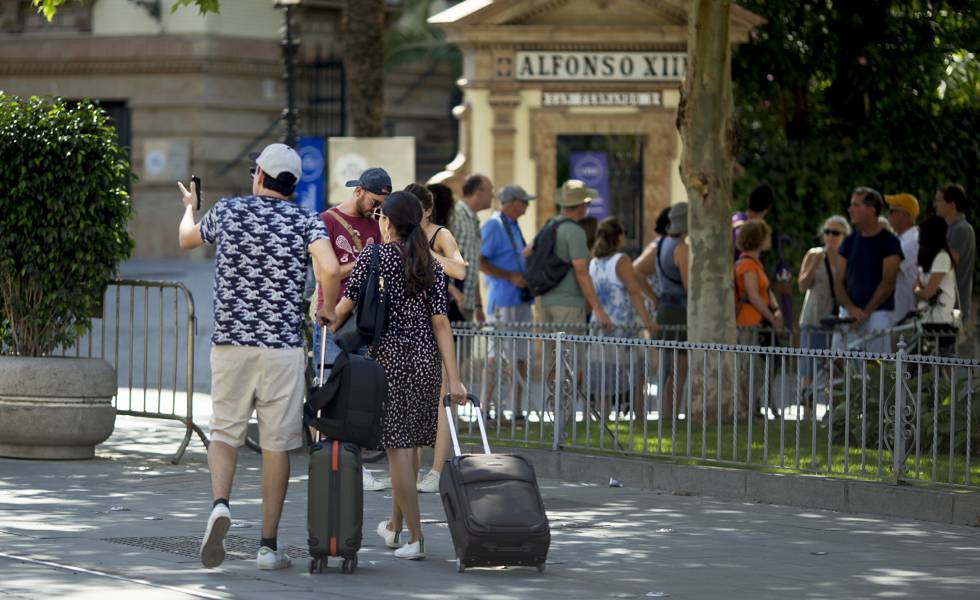 Turistas en el centro de Sevilla.