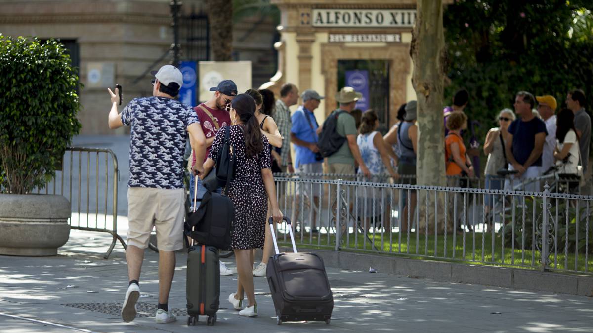 Turistas en el centro de Sevilla.