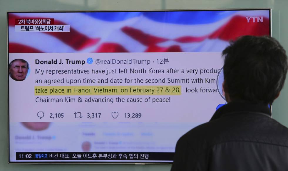 Un hombre mira en Seul una noticia sobre las declaraciones en Twitter de Donald Trump. 