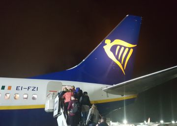 Pasajeros embarcando en un avión de Ryanair. 