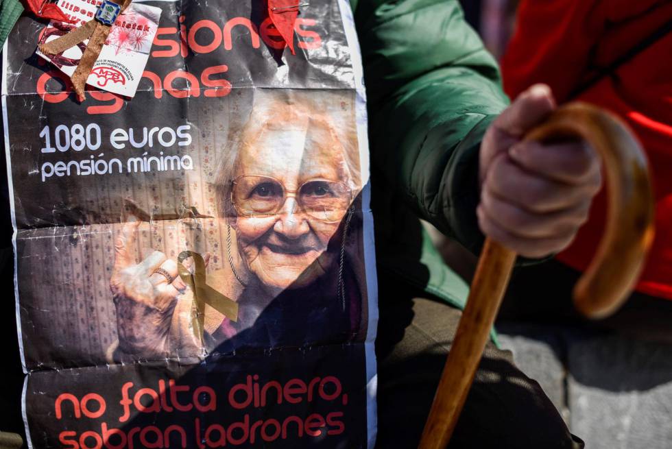 Concentración de pensionistas ante el Ayuntamiento de Bilbao este martes.