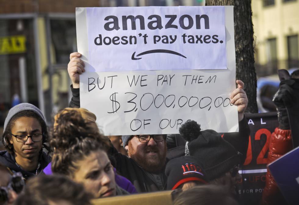 Un grupo de manifestantes protestan contra el proyecto de Amazon en Nueva York.