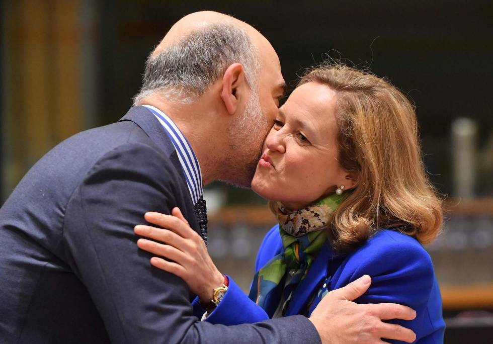 El comisario de asuntos econÃ³micos Pierre Moscovici y la ministra de EconomÃ­a, Nadia CalviÃ±o