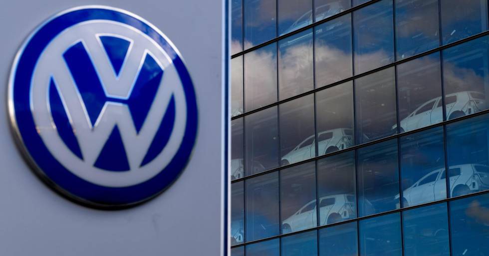 Vista de varios vehículos de Volkswagen en una fábrica del grupo en Dresde (Alemania), este martes.
