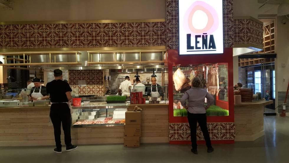 Leña, uno de los restaurantes de Mercado Little Spain, propiedad de José Andrés y los hermanos Adrià