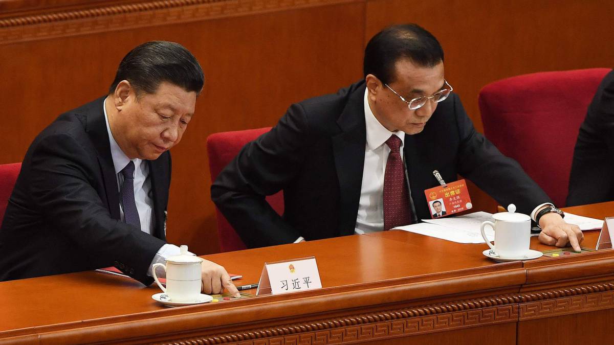 Xi Jinping y Li Keqiang emiten su voto.