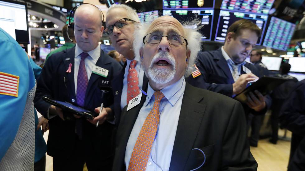 Operadores bursátiles en el parqué del New York Stock Exchange