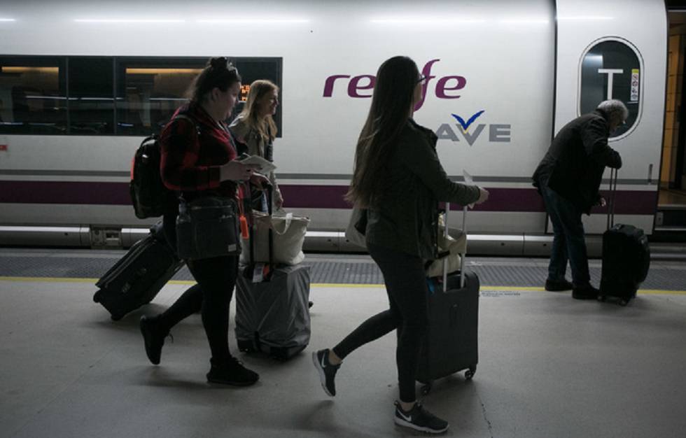 Viajeros del tren AVE en la estación de Sants, Barcelona.