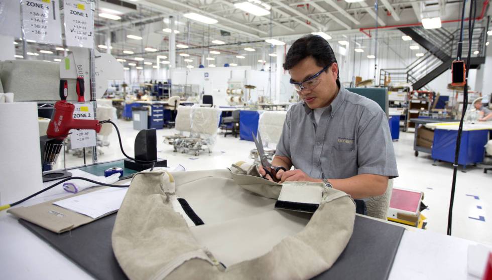 Un obrero en la planta de la transnacional aeronáutica Bombardier, en Quebec.