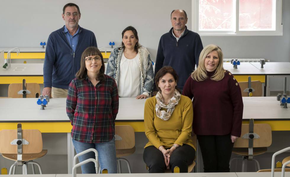 Equipo directivo del IES Miguel Catalán, en Coslada. De derecha a izquierda, detrás, Ángel García, Lidia Romero y Javier Lluch; delante, Olivia Reguera, Yolanda Cano y Salomé González.