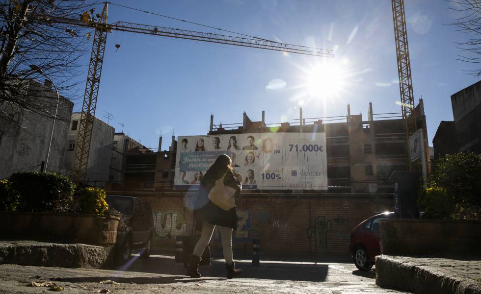 Una mujer pasa ante promoción de viviendas en Talavera de la Reina (Toledo).