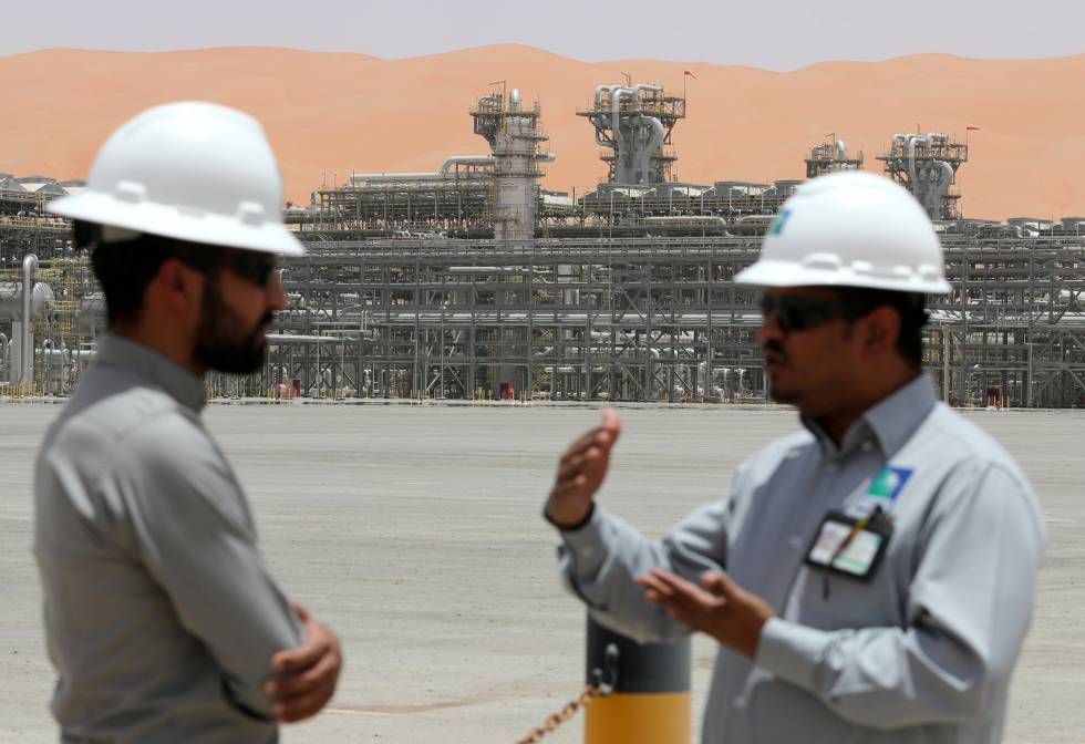 Dos trabajadores de Aramco, en las instalaciones de Shaybah (Arabia SaudÃ­). 