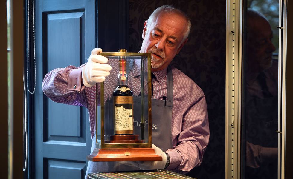 Botella de whisky The Macallan 1926 pintada por Valerio Adamai, que se vendió por casi 800.000 euros el pasado octubre.Un mes después, otra botella similar pintada por Mark Dillon batió el récord al alcanzar 1,3 millones en una subasta.