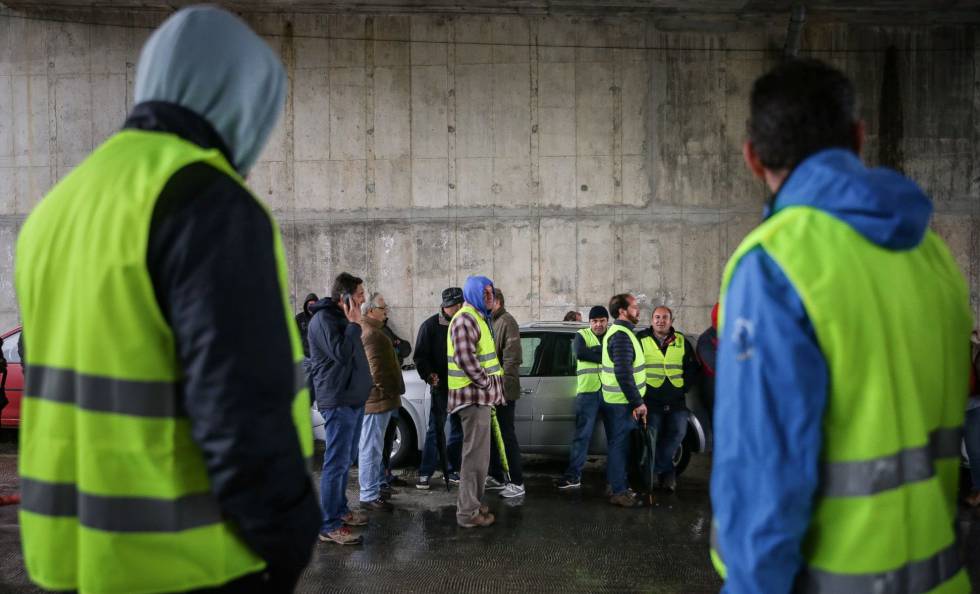 Camioneros en huelga bloquean el acceso al Centro de Combustible de Aveiras.rn