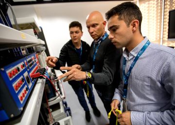 Clase del ciclo de FP dual en centrales eléctricas, en el campus de Red Eléctrica de España.