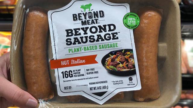 Un paquete de salchichas de Beyond Meat.