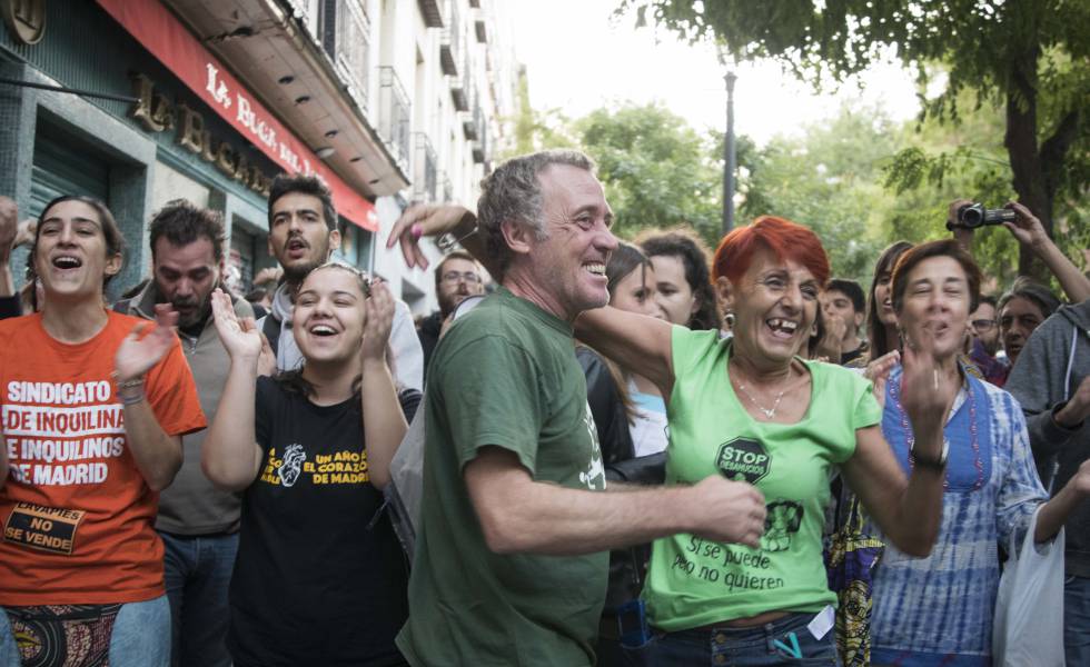 Activistas y vecinos celebran la paralización de un desahucio en Madrid.