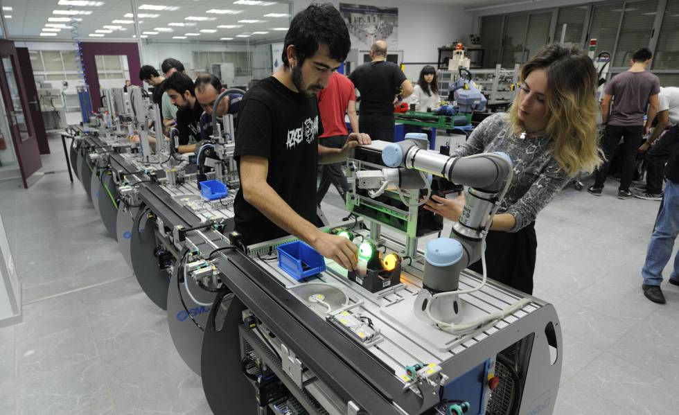 Alumnos realizan prácticas industriales en un centro del País Vasco.