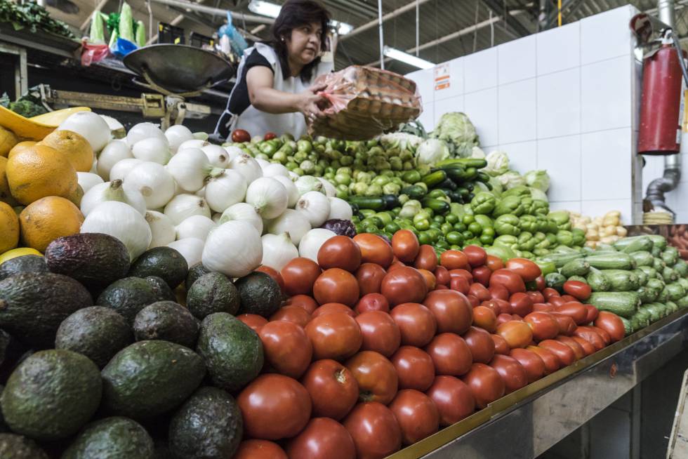 Vendedora de tomates en un mercado en la Ciudad de México.